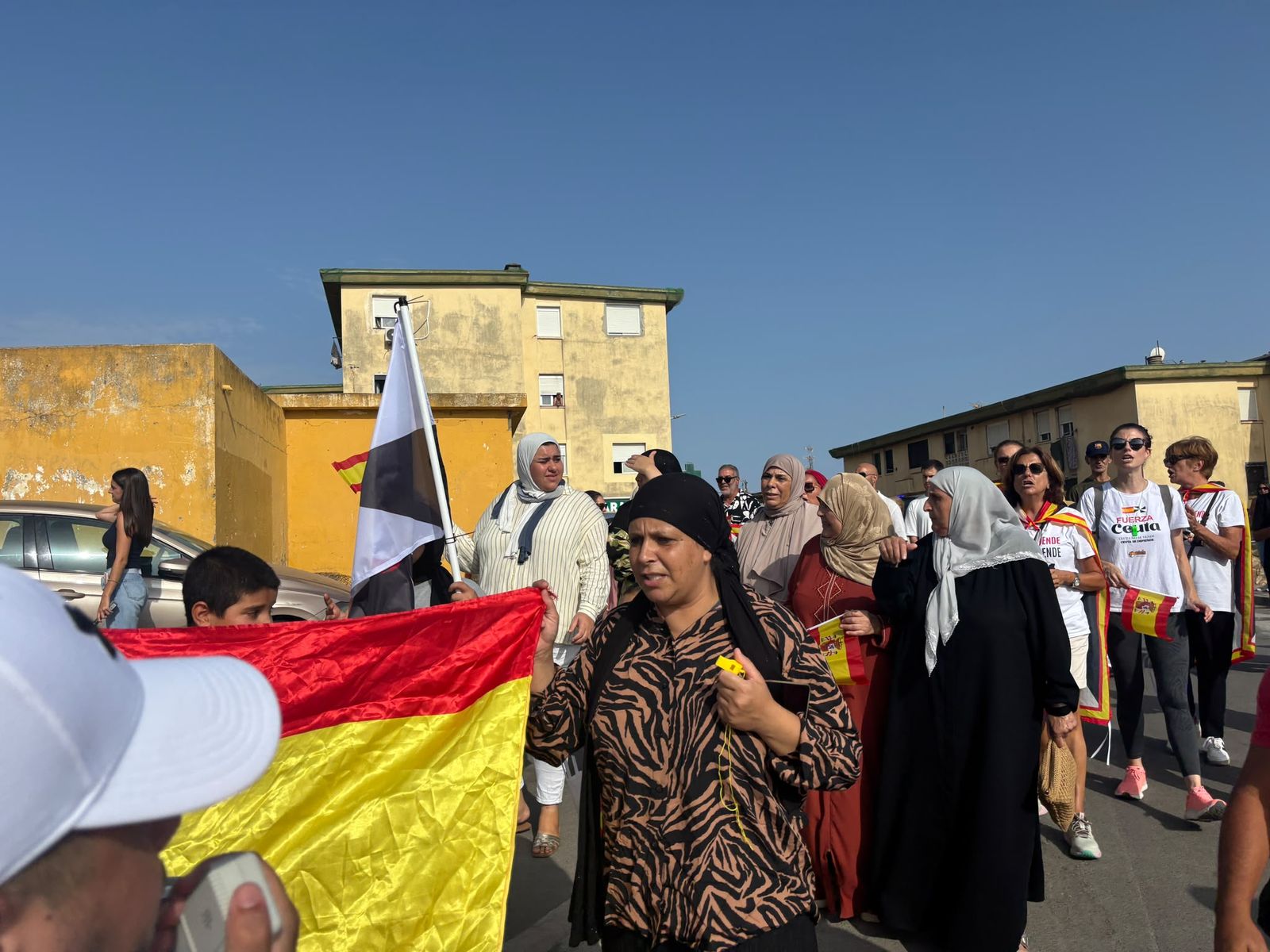 “No nos mires, únete”: una pacífica pero discreta manifestación por la periferia