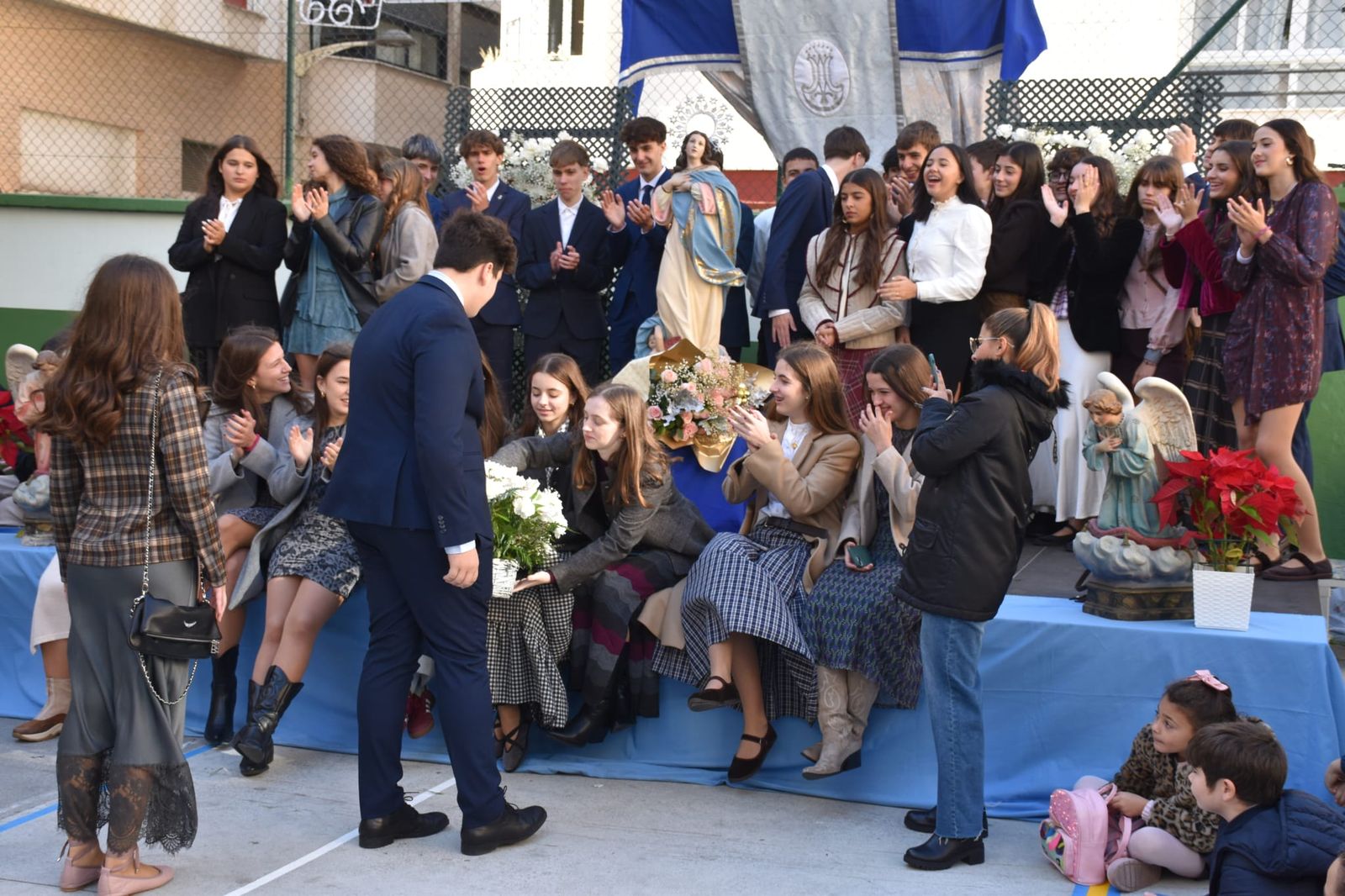El Colegio La Inmaculada celebra su tradicional ofrenda floral a su virgen