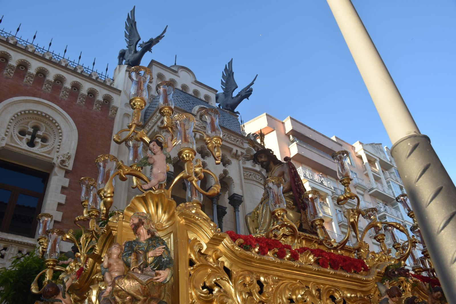 Aroma cofrade y estudiantil: Las Penas reina en el Jueves Santo