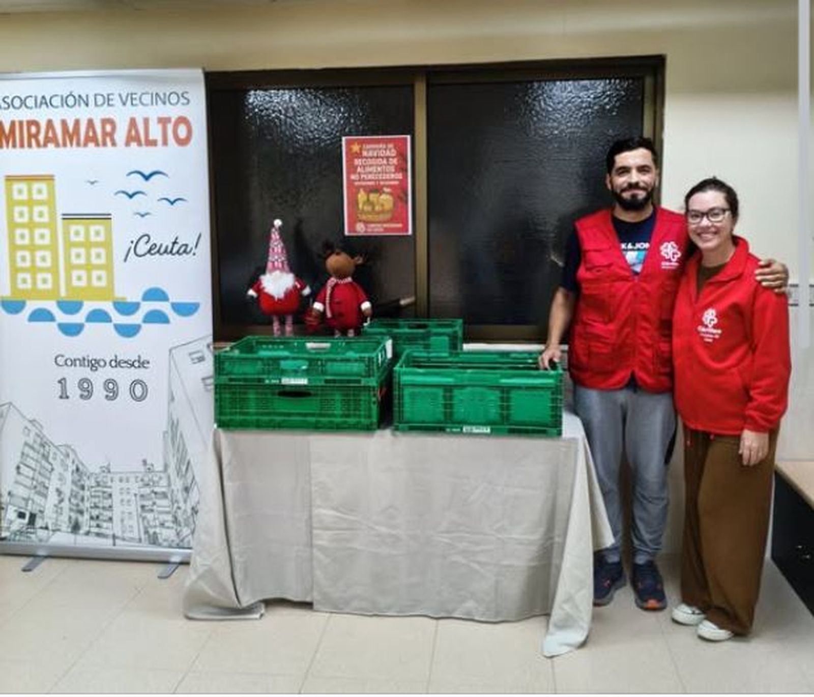 José Ramos, presidente de la A.V., junto a Desiré Rodríguez, trabajadora de Cáritas