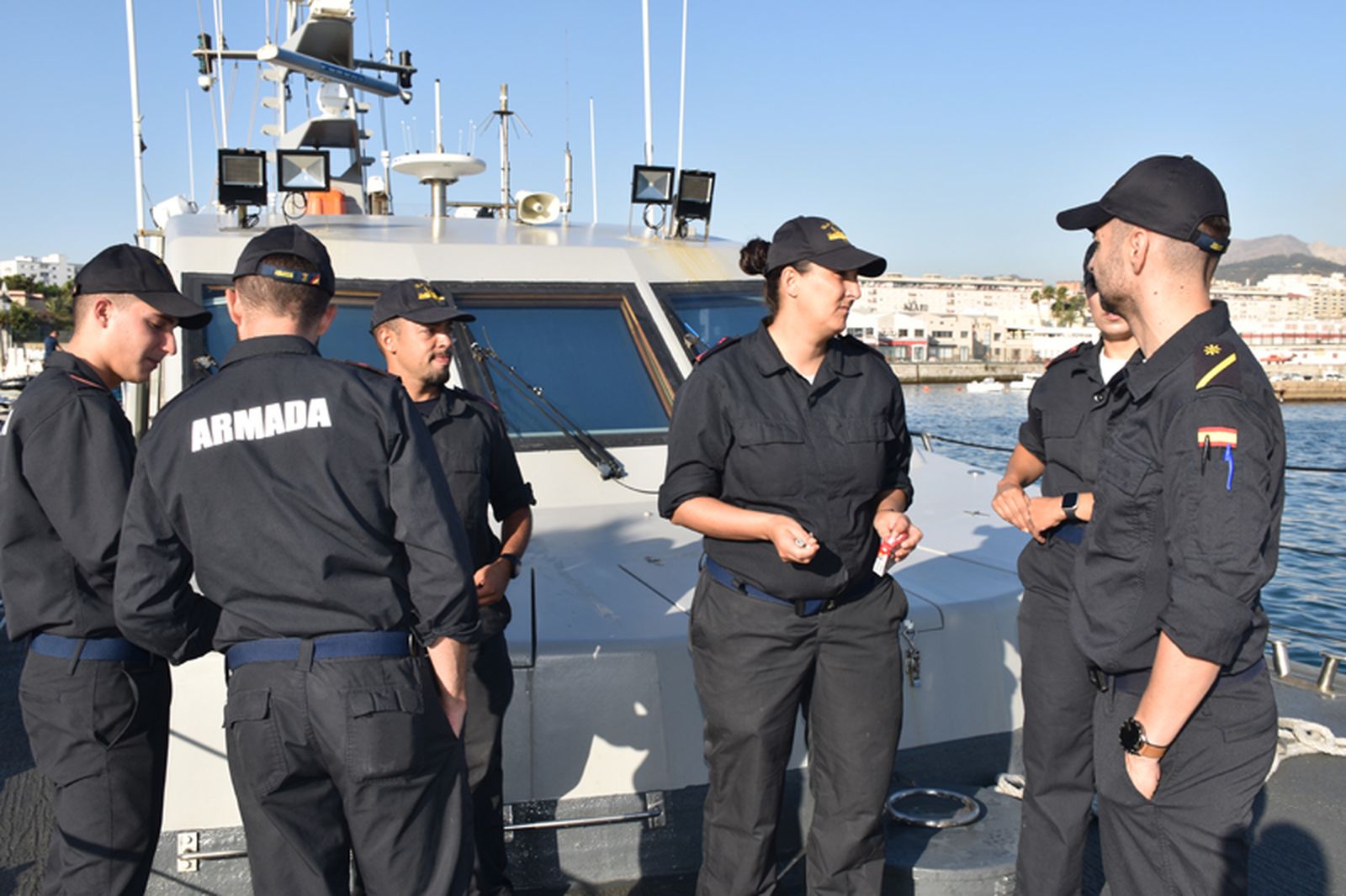 Parte de la tripulación del Isla de León conversando en la proa del barco. /FOTO NICOL'S