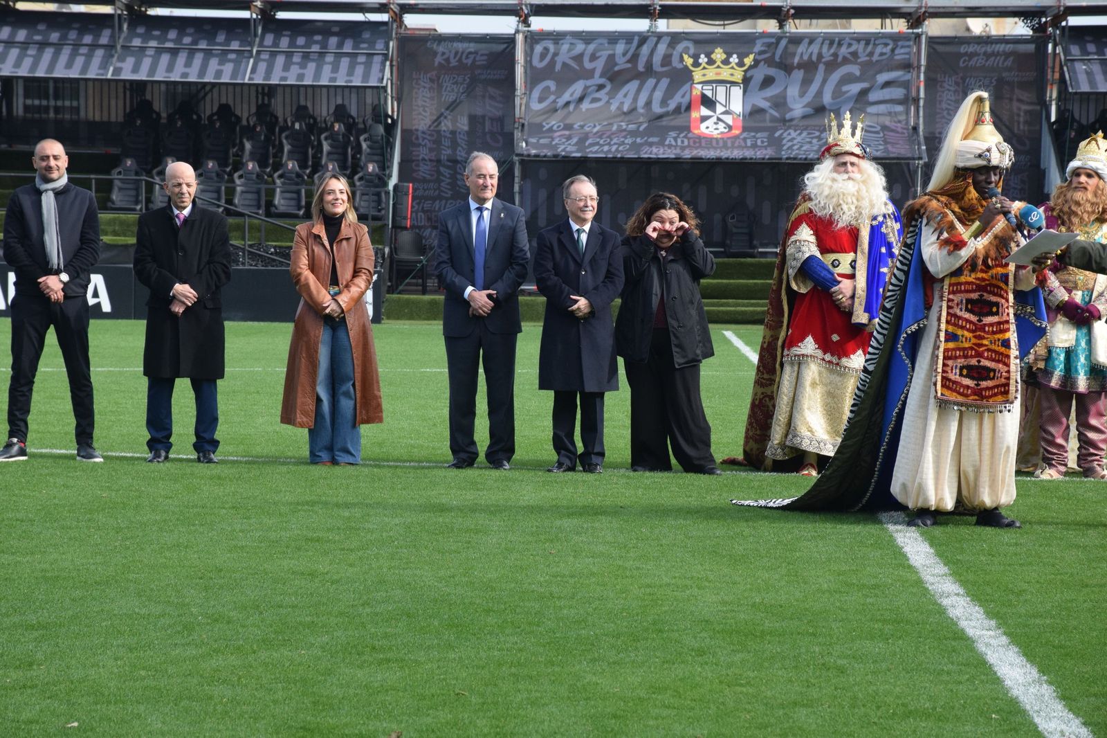 Los Reyes Magos aterrizan en el Alfonso Murube horas antes de la cabalgata