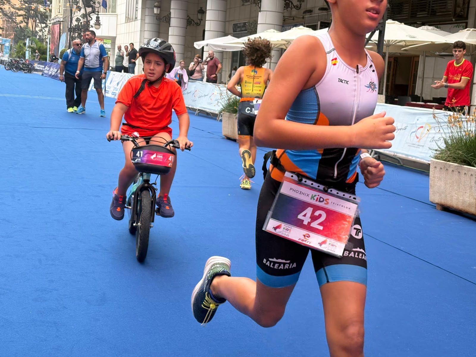 Los aficionados al triatlón en Ceuta se reúnen para participar en el Acuatlón Popular 'Juan Mur' y en la Phoenix Kids Triathlon