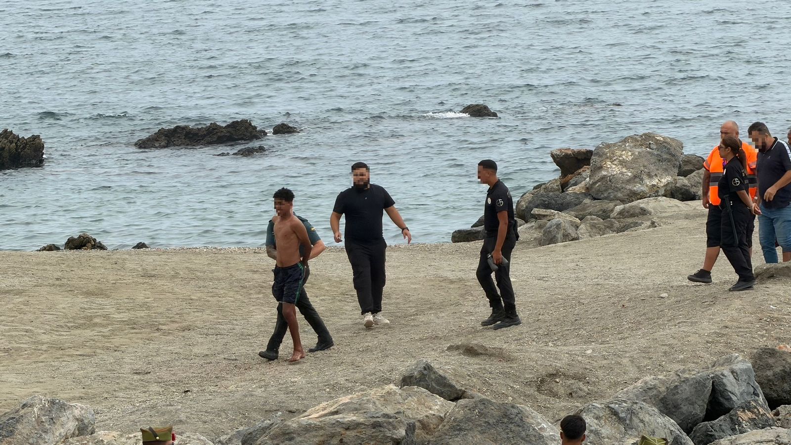 La guardia civil captura a un migrante que acababa de ayudar a otro a entrar a nado