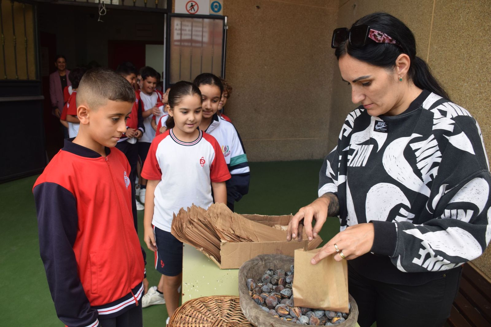 FOTOGALERÍA | El Castañero visita el Colegio San Daniel para 'encender' la tradición de La Mochila