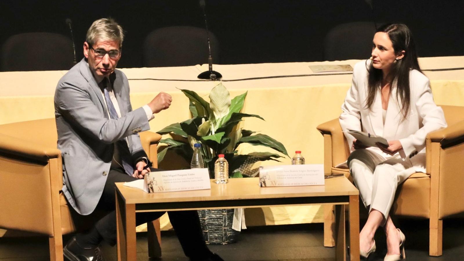 Los magistrados Miguel Pasquau y Sara López en el sillón del Teatro.