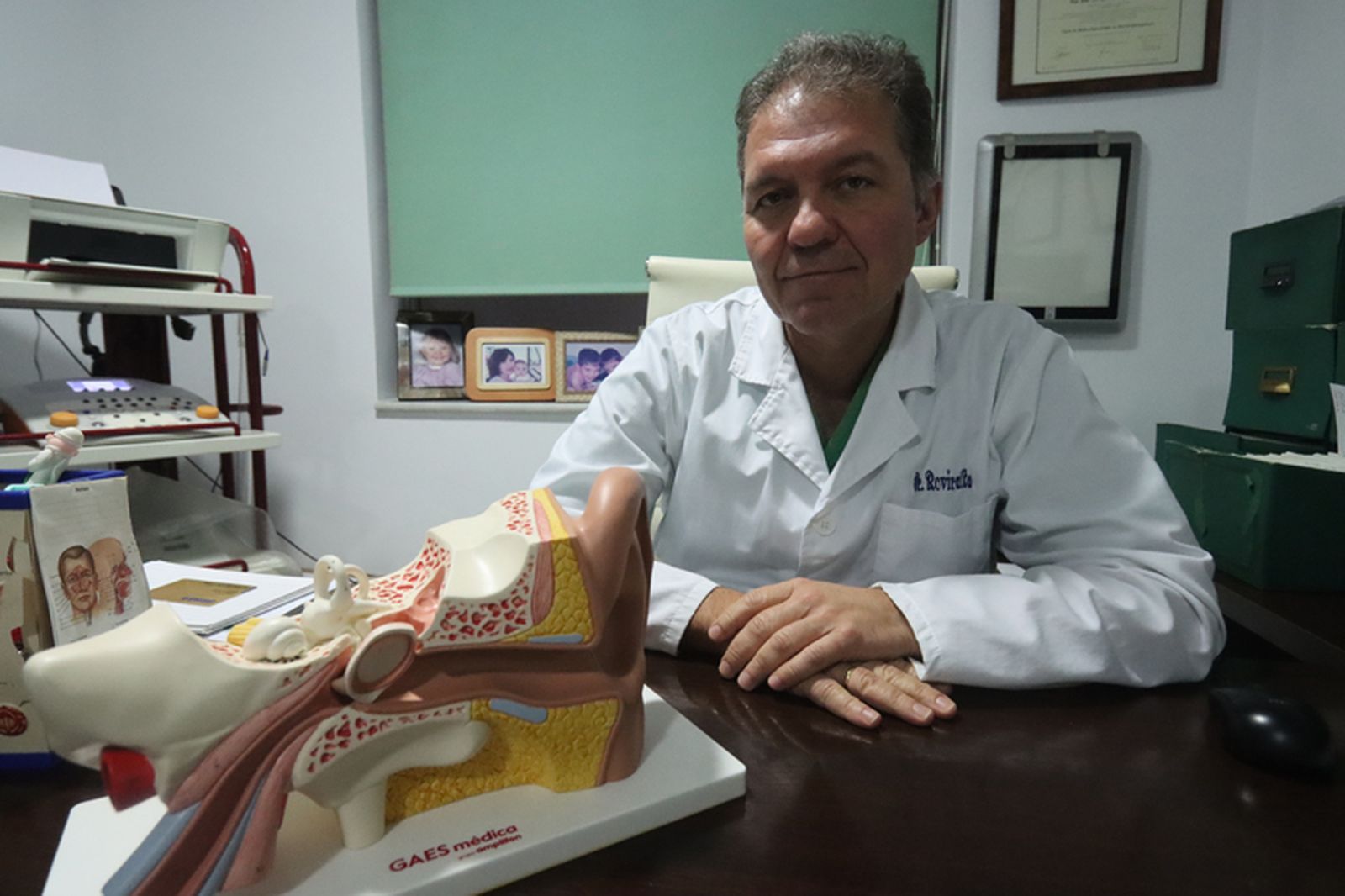 El otorrinolaringólogo del HUCE, Enrique Roviralta. / FOTO REDUAN