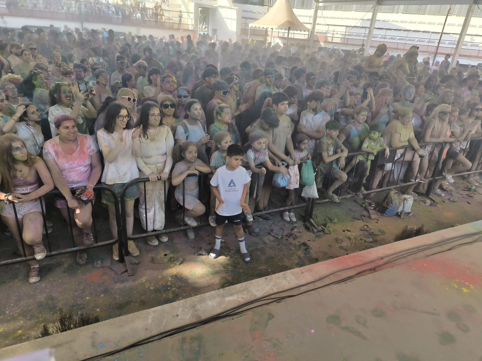 El Holi vuelve a teñir Ceuta de color por la solidaridad y el amor