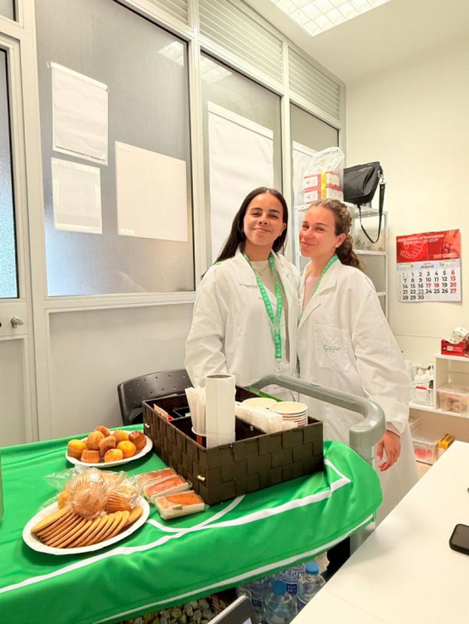Voluntarias de la AECC durante una de las jornadas de desayunos en el hospital de día. / FOTO CEDIDA