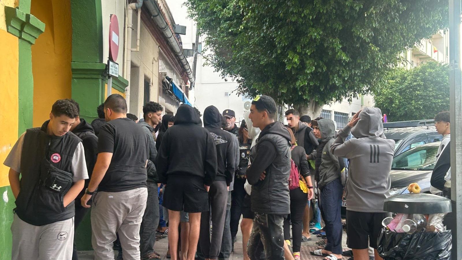 Menores en el Paseo de Colón para ser filiados en comisaría