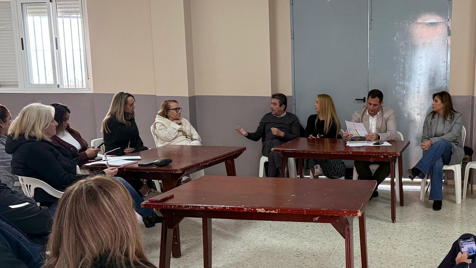 Reunión mantenida a inicios de semana entre el consejero Ramírez y su equipo con los comerciantes de Hadú