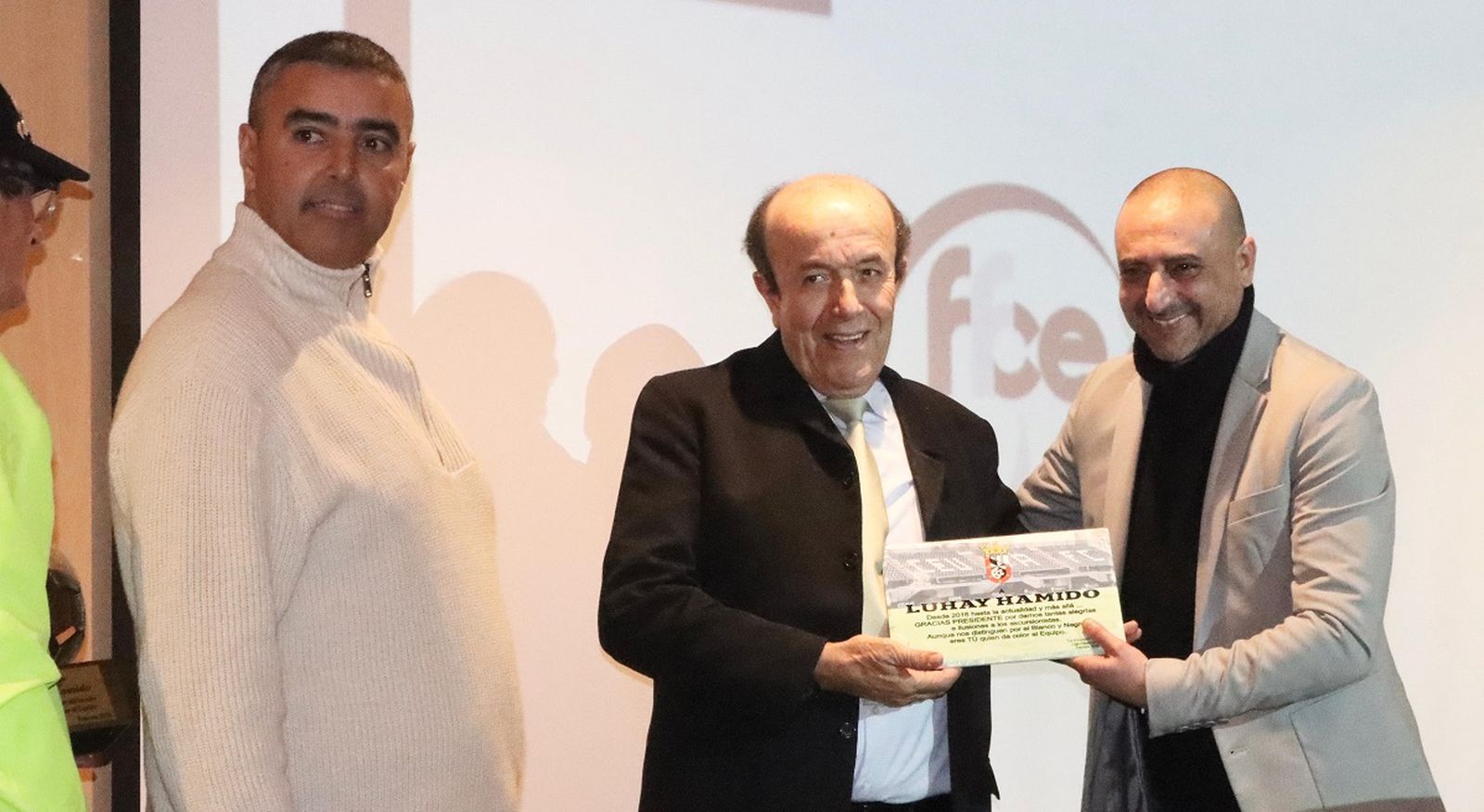 Luhay recibe un homenaje de la afición