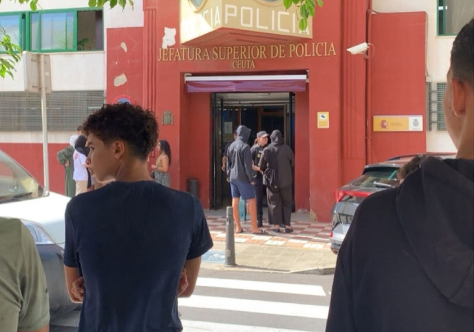 Chavales marroquíes frente a la comisaría de Policía.