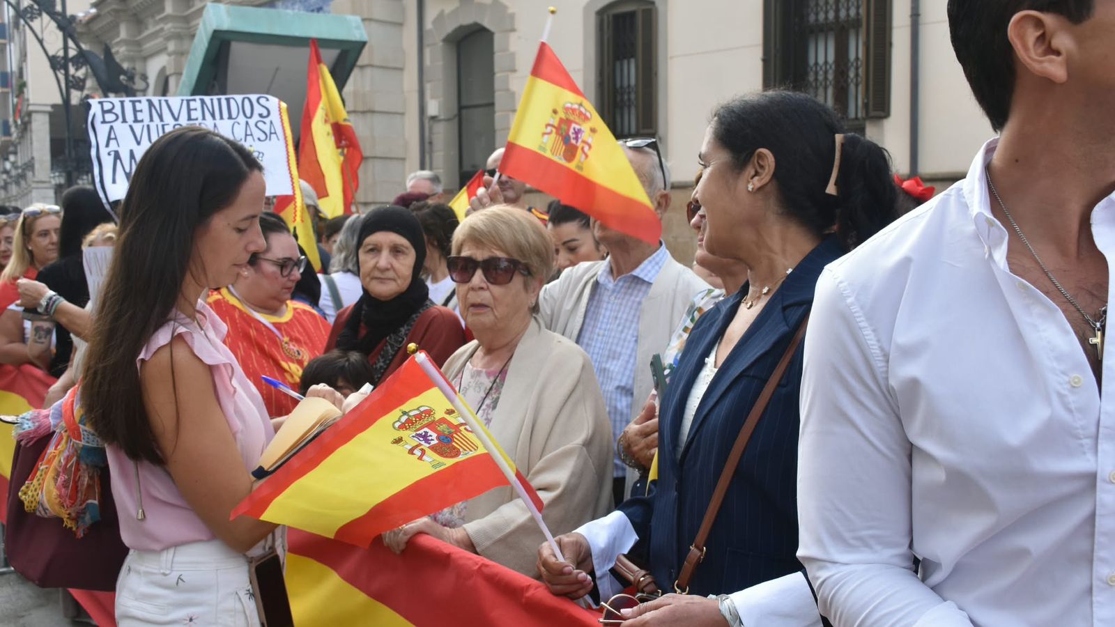 Cientos de ceutíes esperan a los Reyes a las puertas del Palacio Autonómico