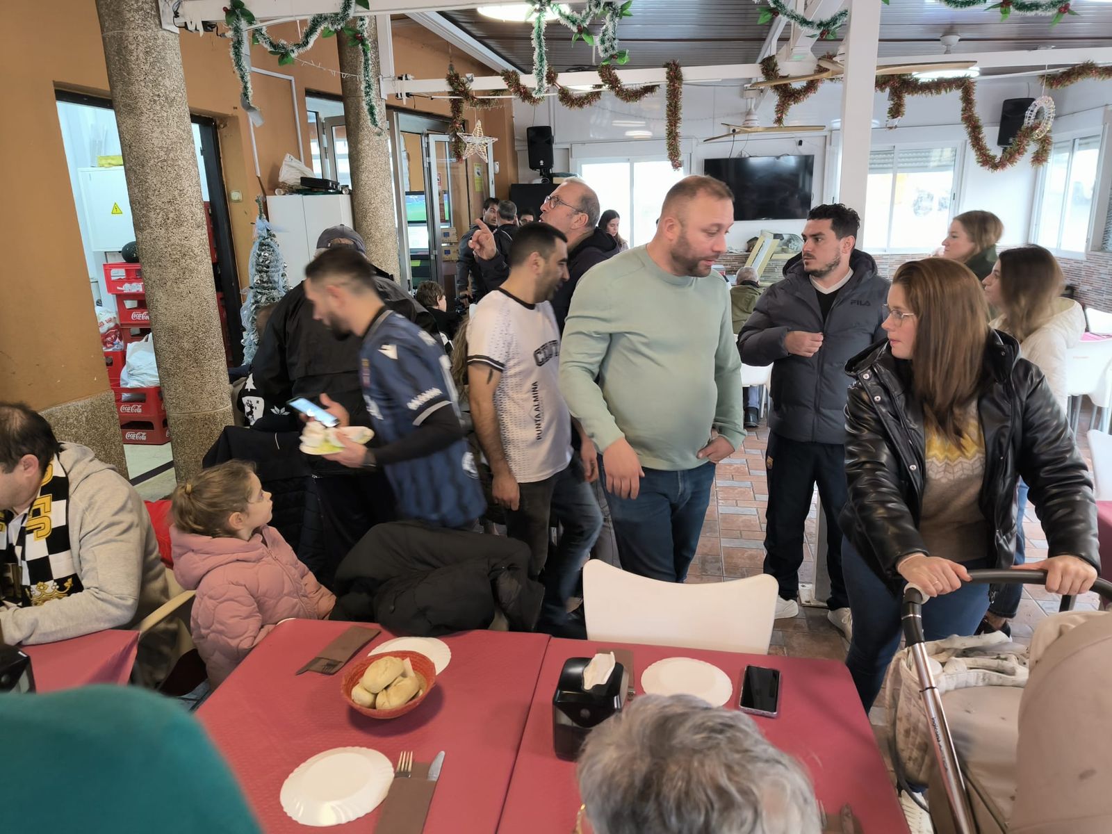 La afición ceutí ya disfruta del ambiente antes del partido a los alrededores del Alfonso Murube