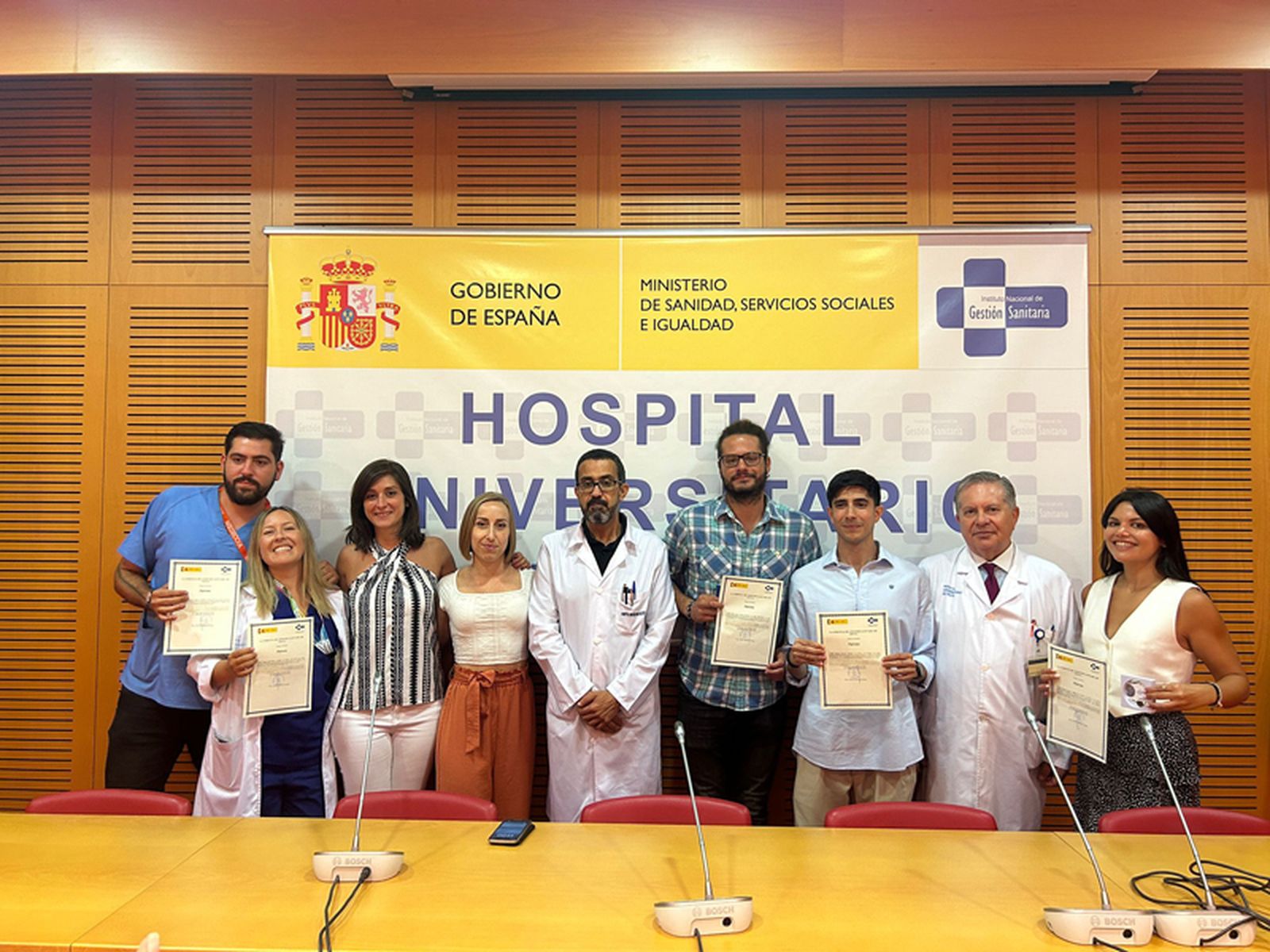 El director médico del HUCE y el jefe de Medicina Preventiva posan junto a los residentes que acaban de recibir el título. / FOTO CEDIDA