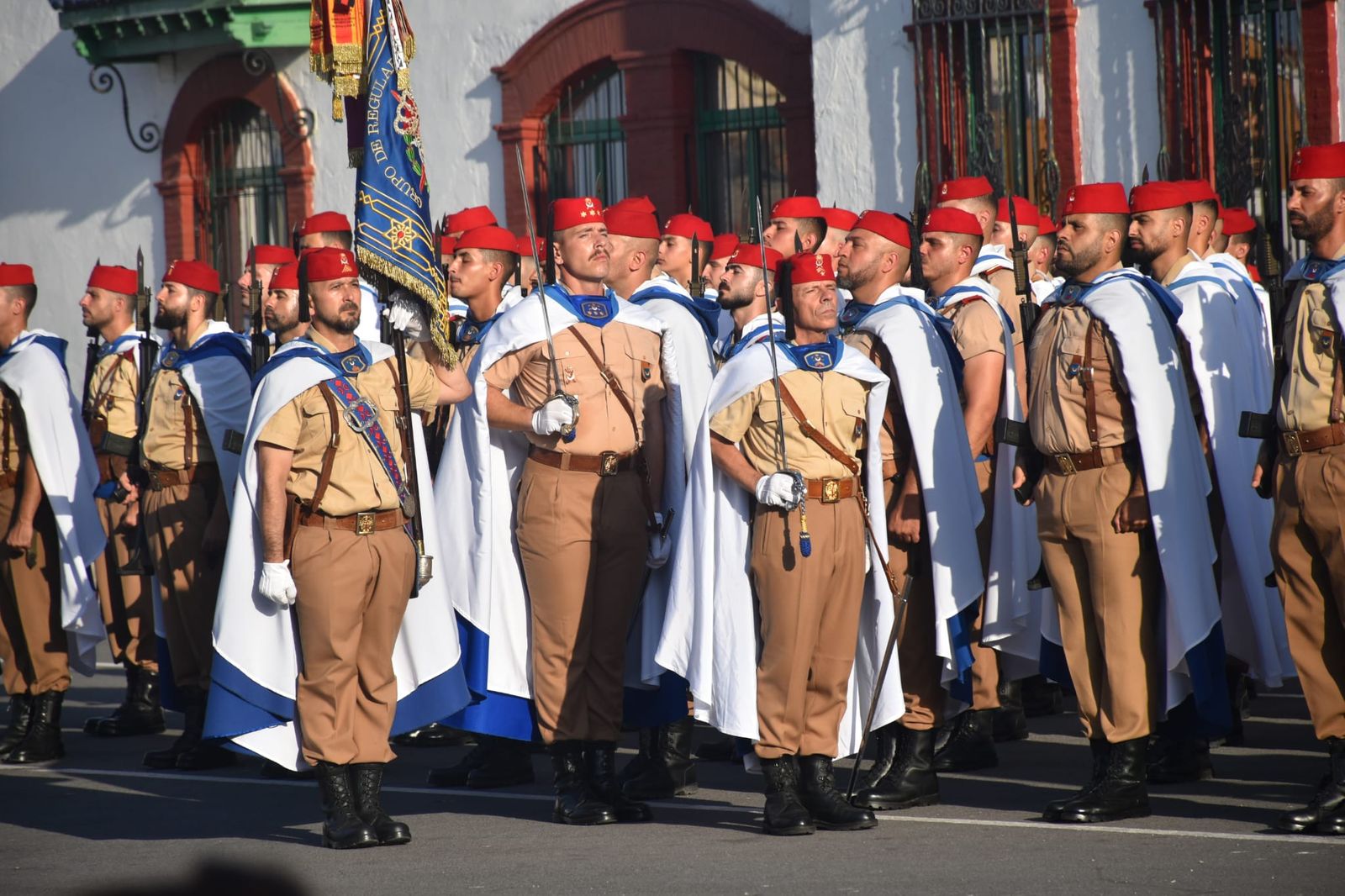 El acuartelamiento González-Tablas acoge una parada militar por el 115 aniversario de Regulares