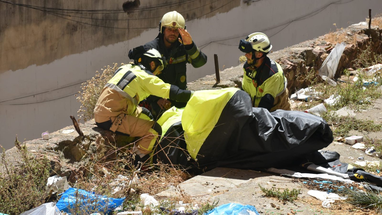 Bomberos despliega un colchón como medida de seguridad por la amenaza en las 108 viviendas de Zurrón