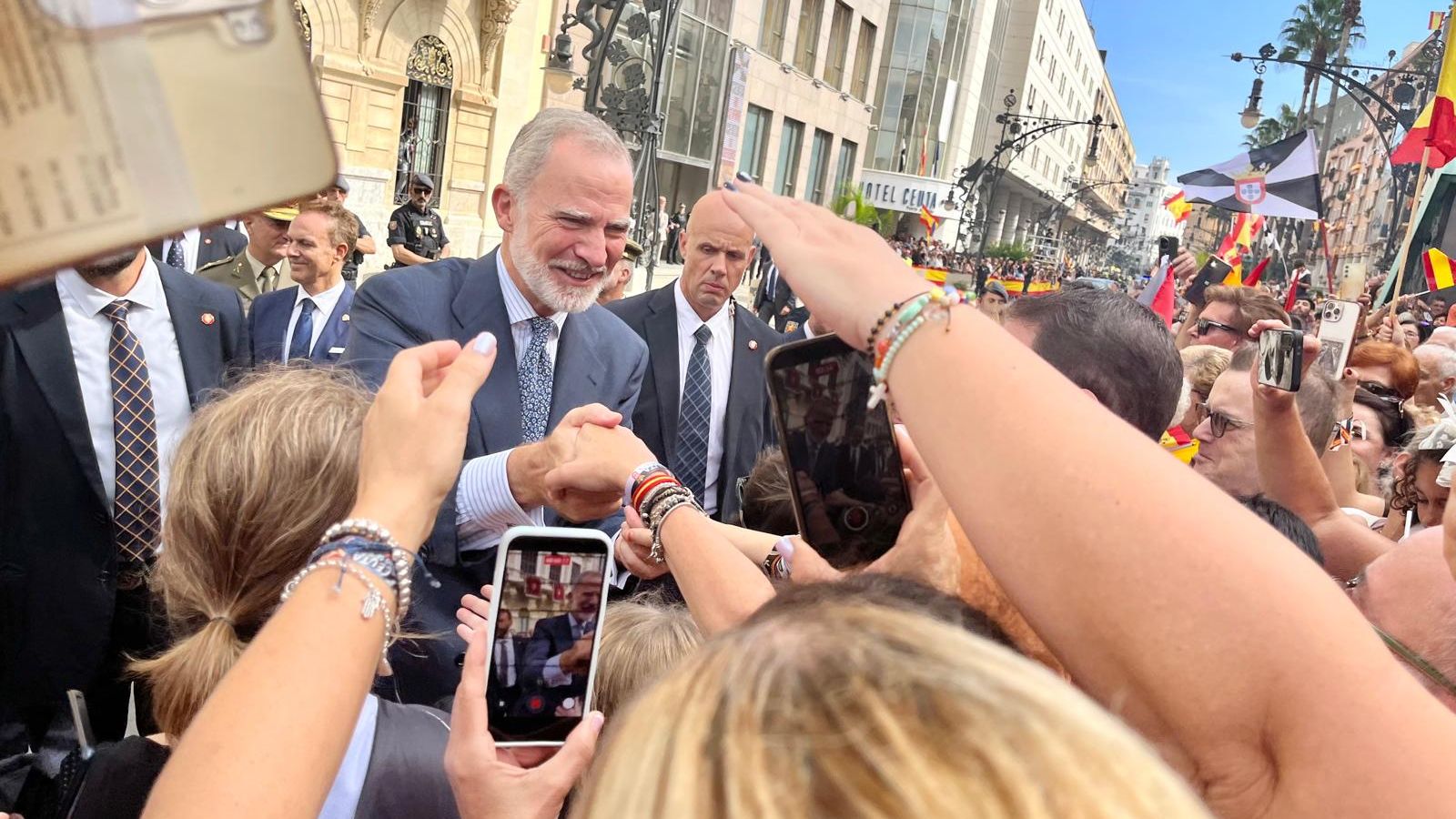 Llegada de los Reyes al Palacio Autonómico saludando a los ceutíes en Gran Vía