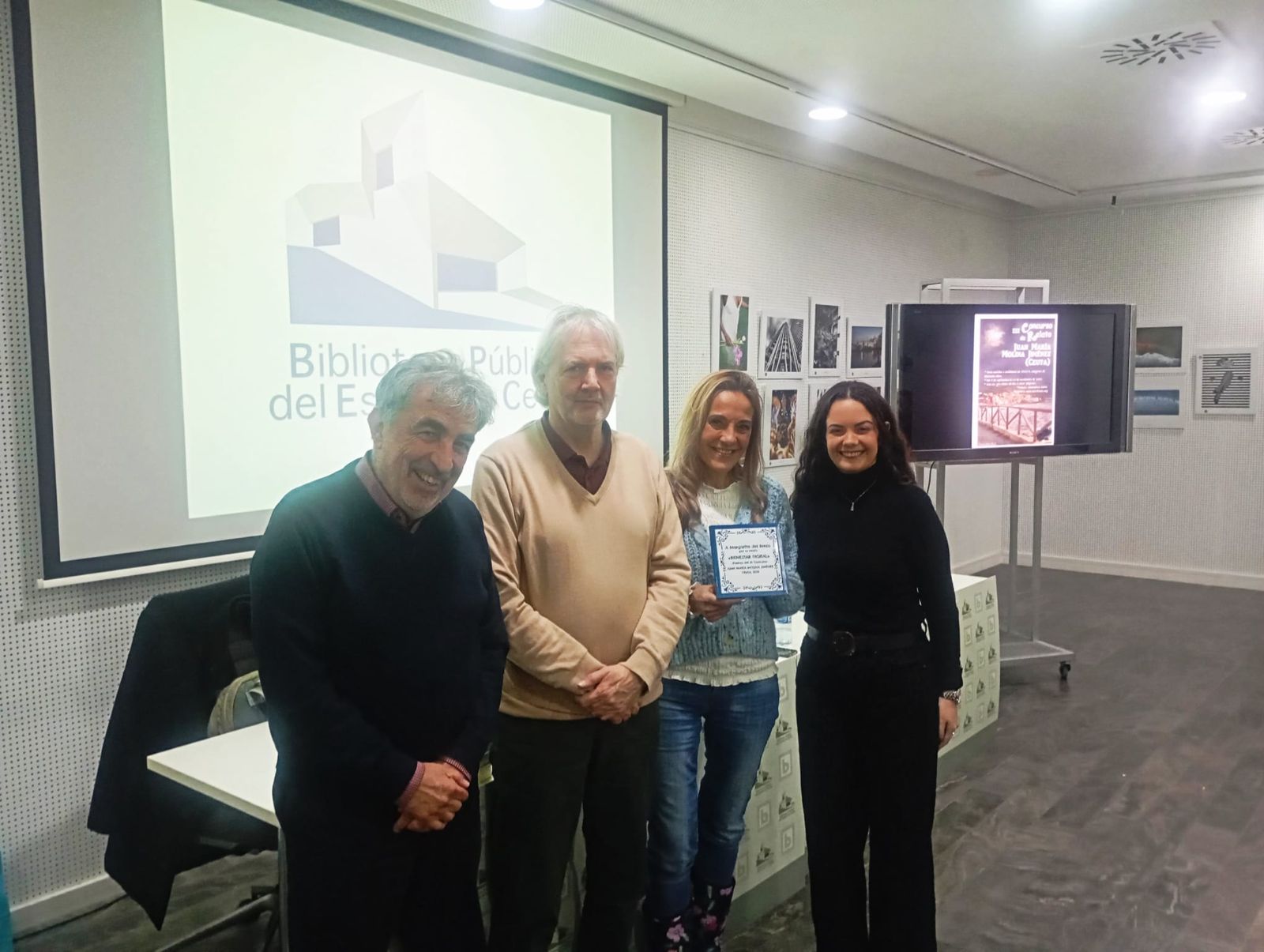 Miembros del jurado del concurso de relatos Juan María Molina hacen entrega del galardón a la ganadora, Margarita del Brezo