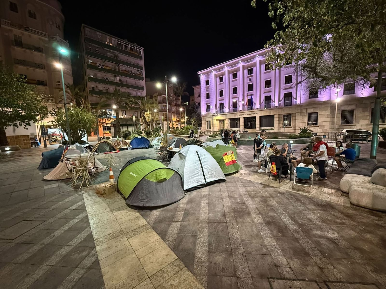 Durante la madrugada de este domingo acamparon en la plaza de los Reyes 8 familias ceutíes
