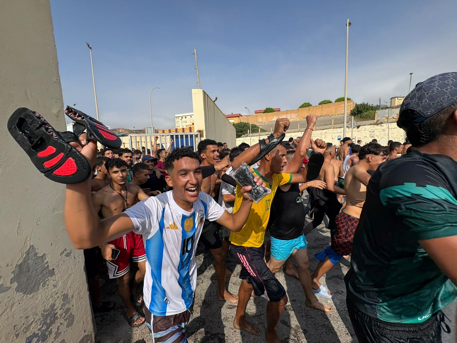 Los servicios público ceutíes se encuentran sobrepasados por la afluencia de migrantes a las costas de la ciudad