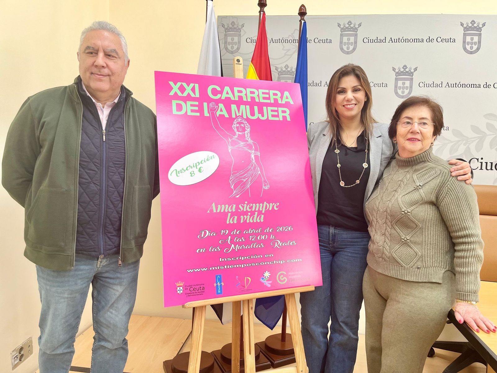 De izquierda a derecha, Jesús Ferreiro (AECC), la consejera Nabila Benzina e Hilda Castro (Acmuma)