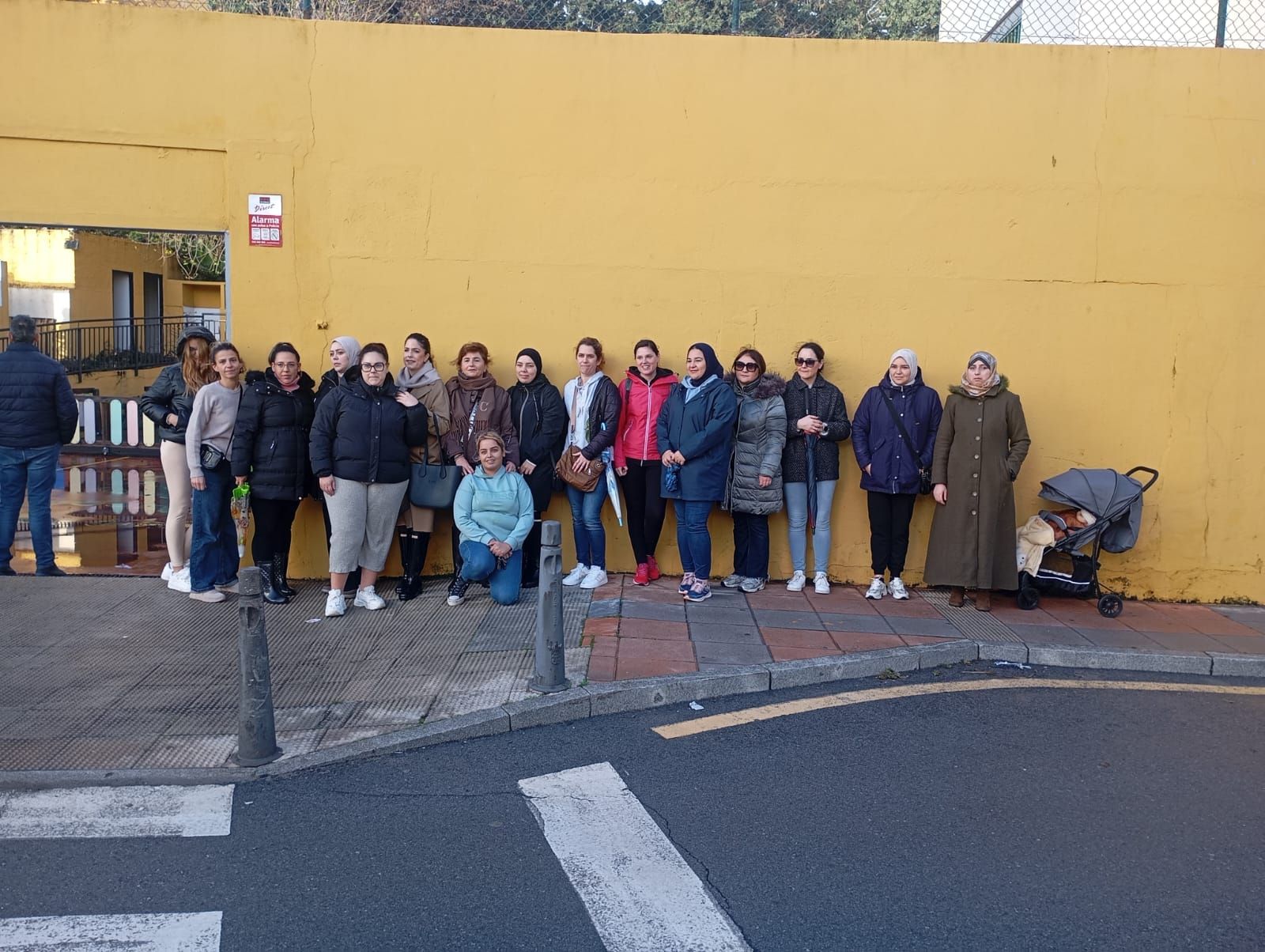 Un grupo de concentradas a la puerta del centro