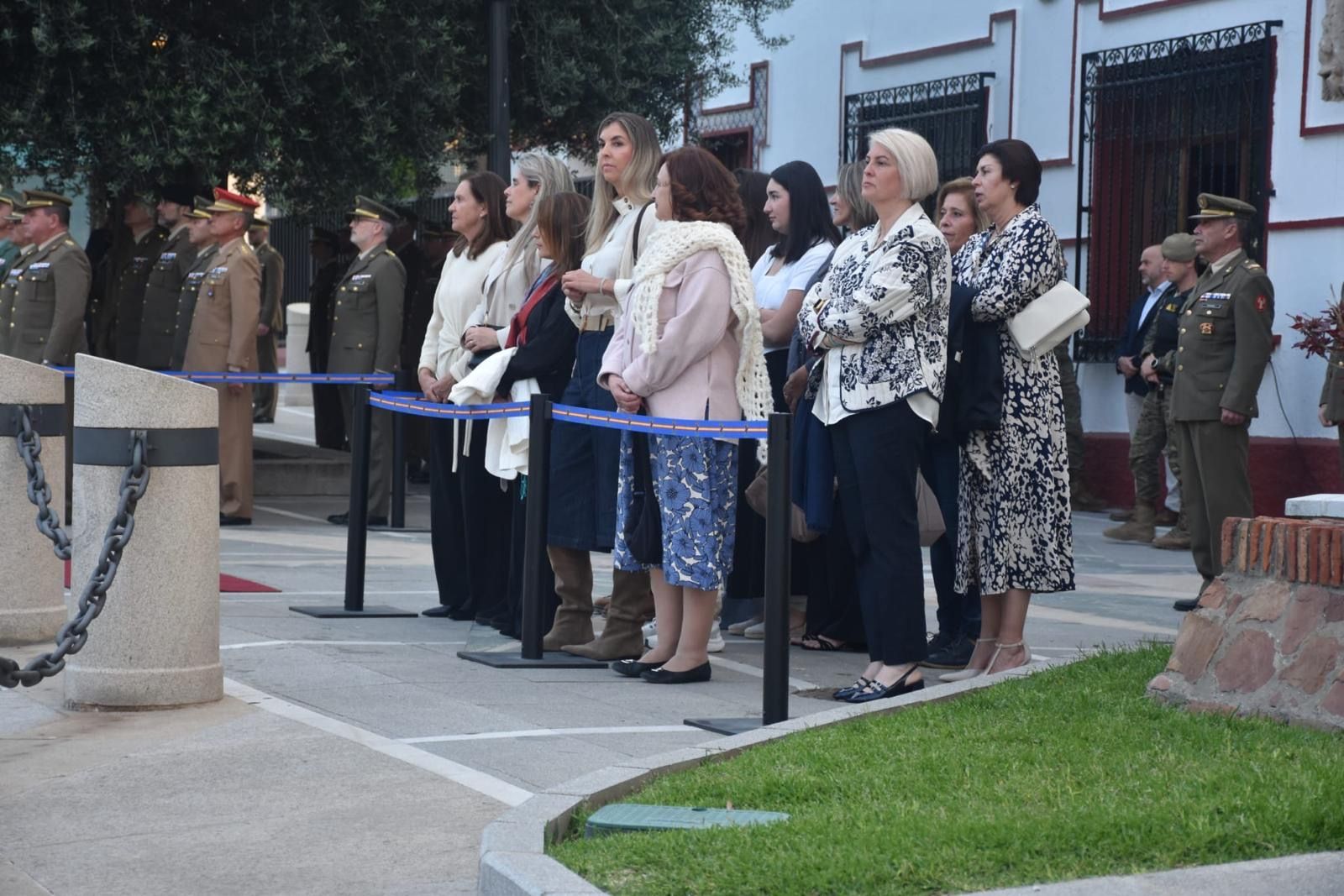 El Ramix 30 protagoniza un solemne arriado de bandera en ‘Foso Almina’
