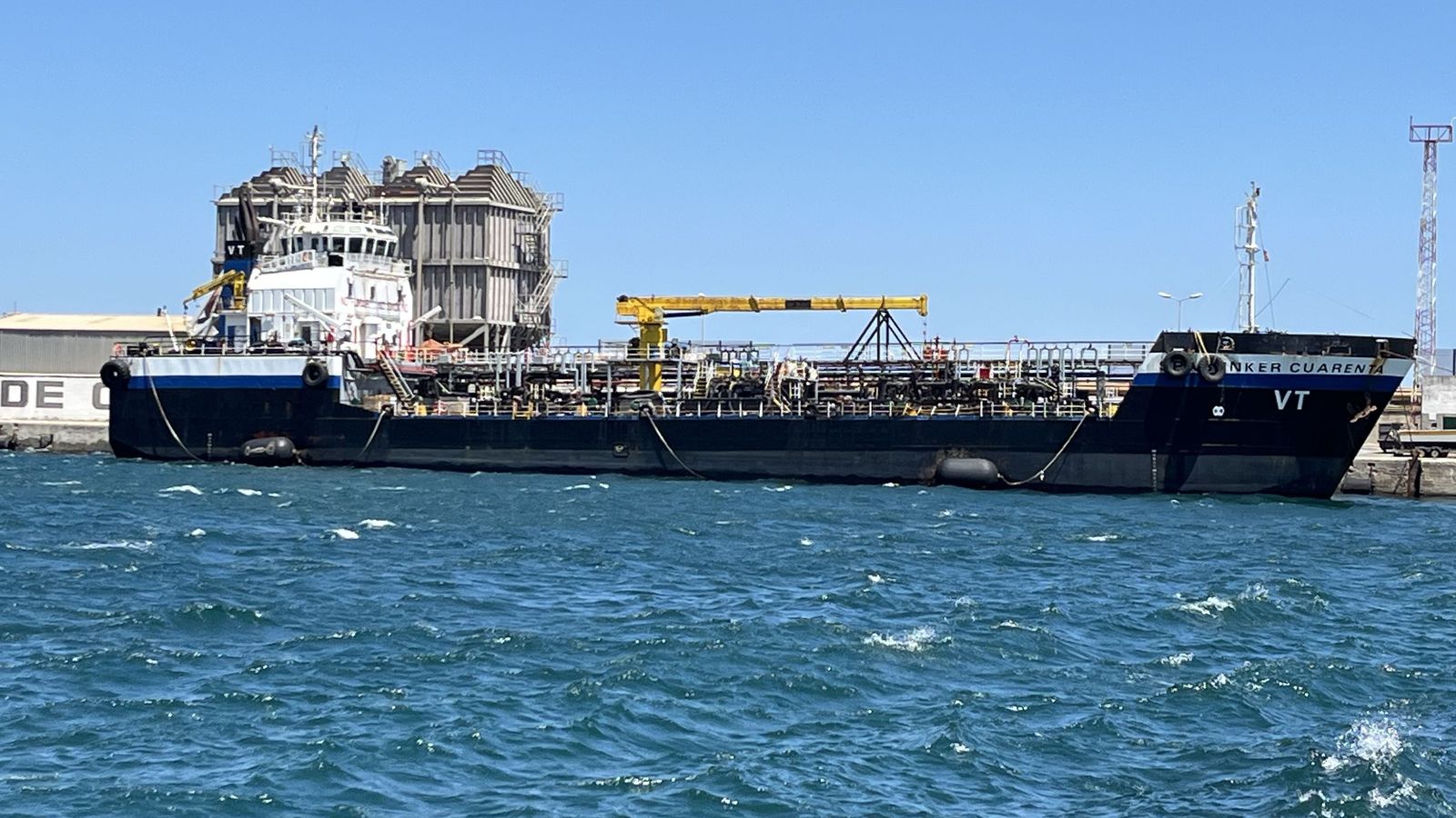 Una de las tres gabarras del Puerto de Ceuta