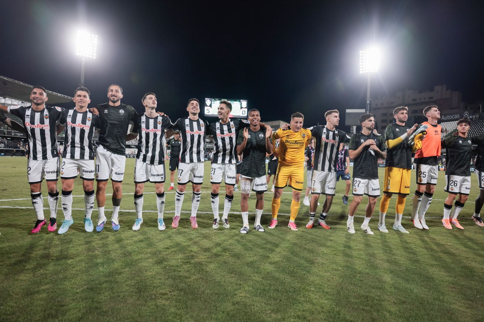 Los jugadores del Castellón celebran junto a su público