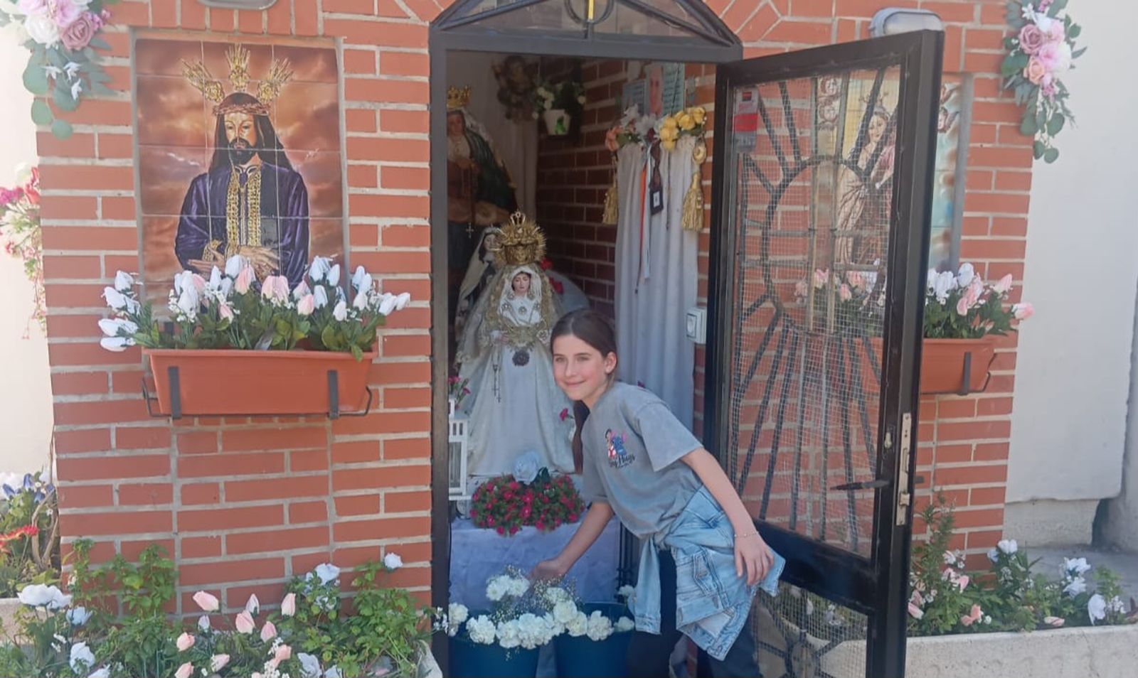 Ofrenda floral de una alumna en la capilla del Polígono Virgen de África