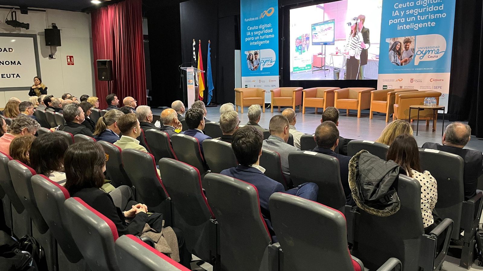 Una imagen del público que hoy se ha dado cita en el salón de actos del Palacio de la Asamblea