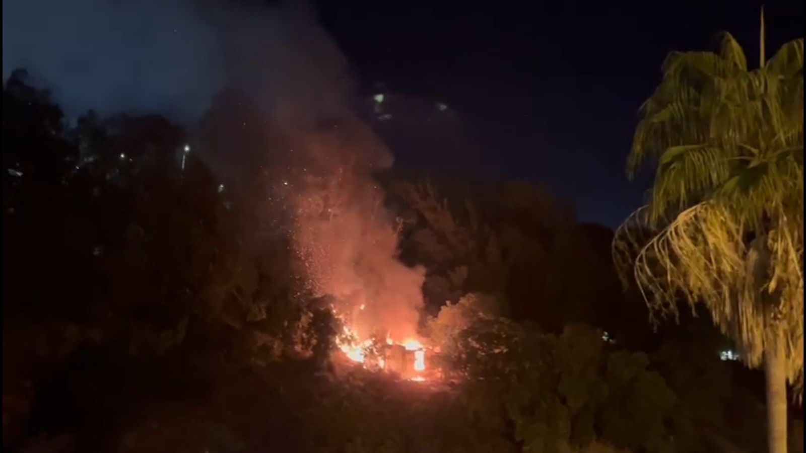 Incendio en las inmediaciones de la urbanización La Colina y del CETI
