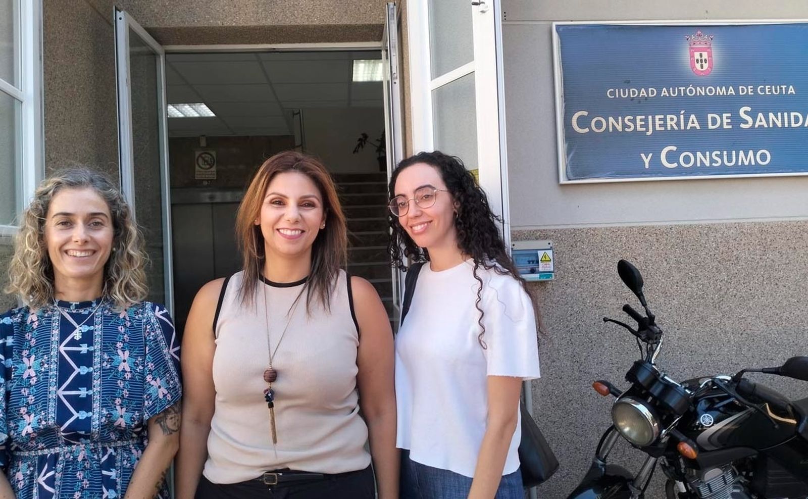 La consejera Nabila Benzina, en el centro, junto a dos técnicas de la Consejería de Sanidad