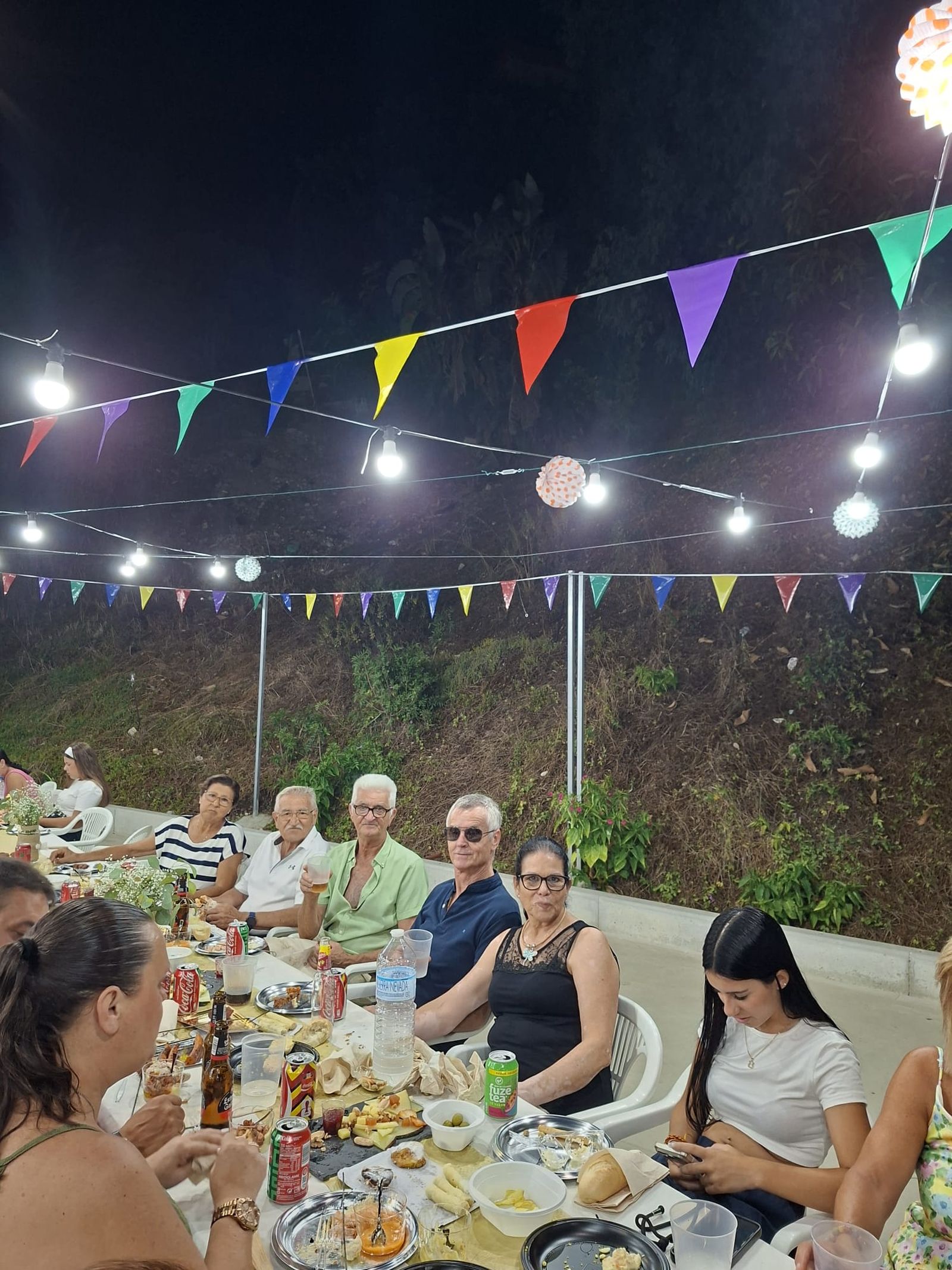 Los vecinos de Juan XXIII disfrutan de una multitudinaria cena en su verbena por la Virgen del Carmen