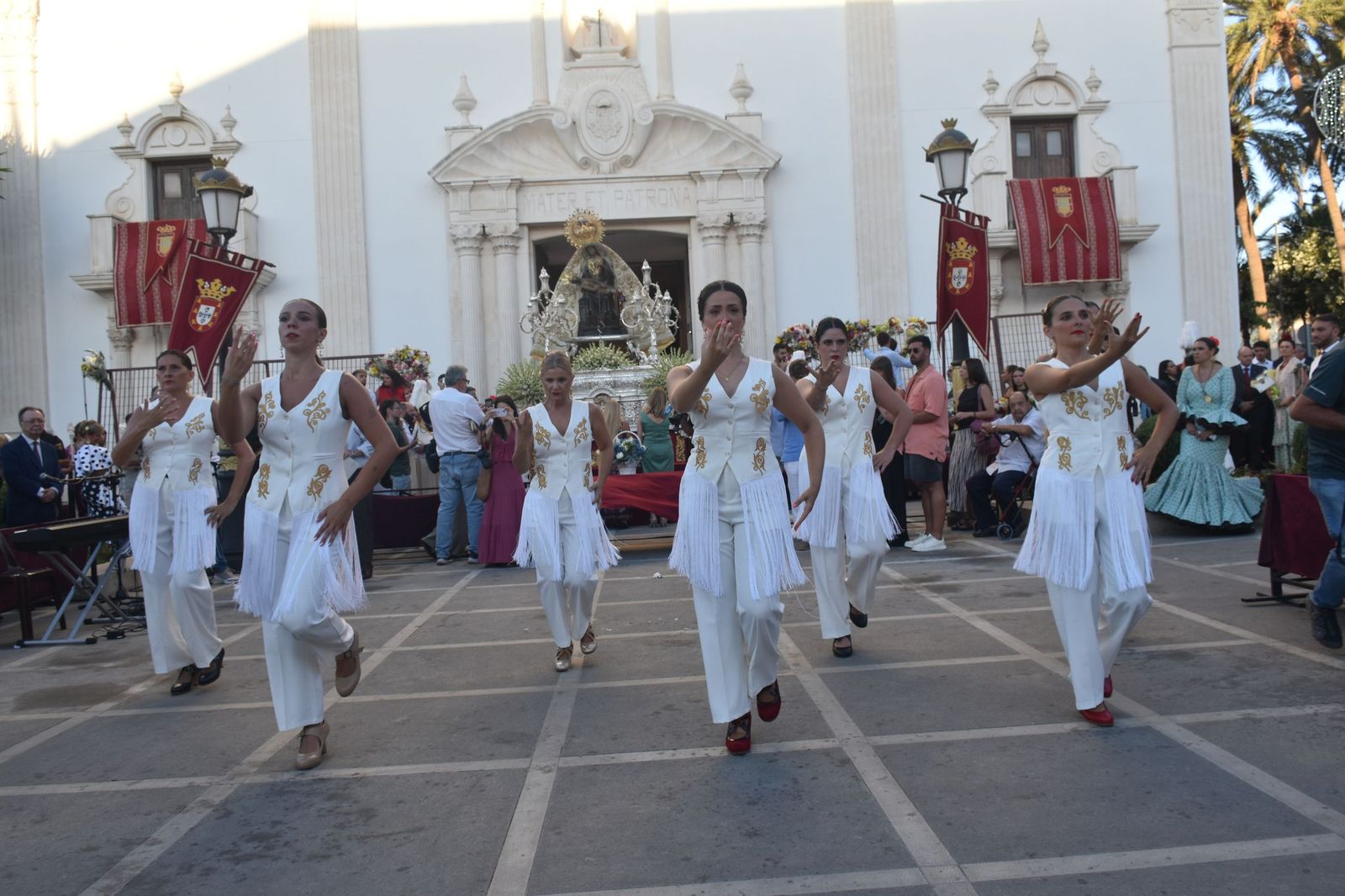 Los ceutíes vuelven a encontrarse con su Madre entre flores, esperanza y lágrimas contenidas