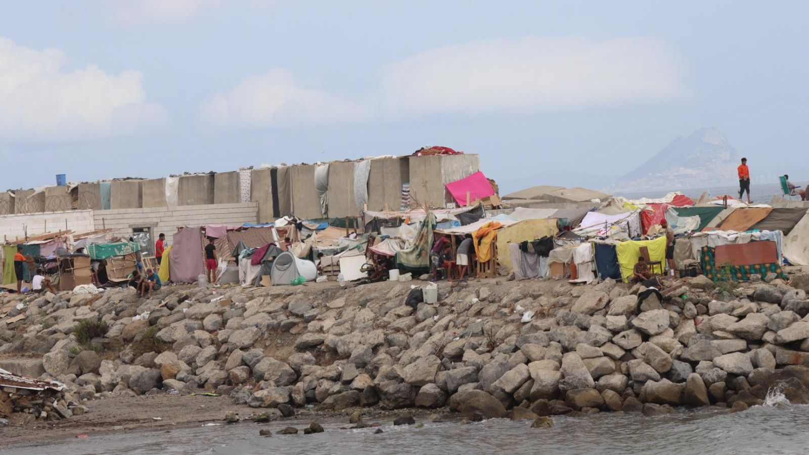 Playa de Benítez llena de chozas de los migrantes