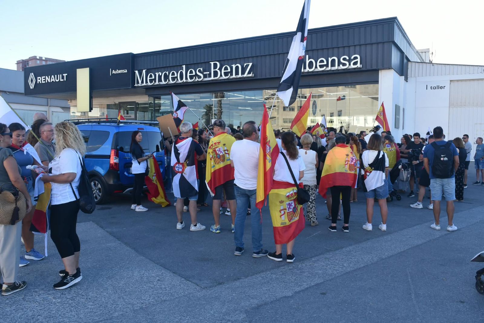 Los trabajadores del Puerto de Ceuta muestran su rechazo al asentamiento migrante