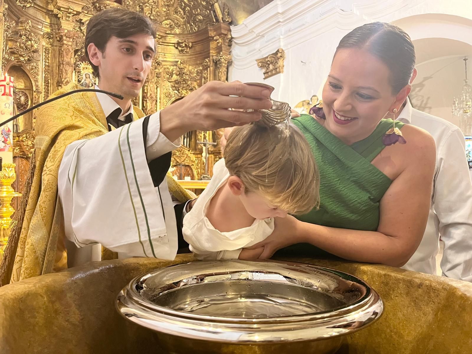 Carlota, Guillermo y Óliver reciben el sacramento del bautismo
