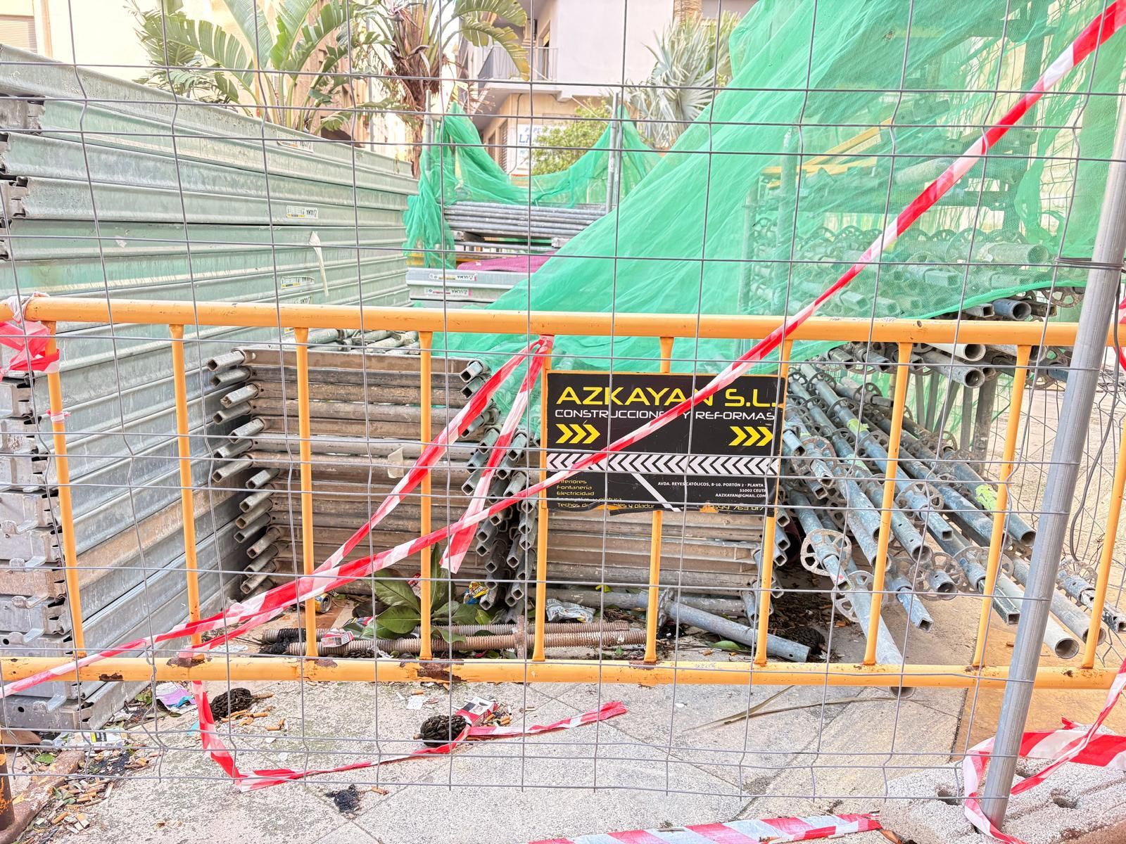 Imagen del depósito de andamios denunciado