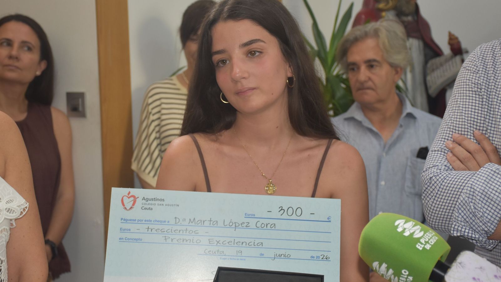 Homenaje en el Colegio San Agustín a su alumna Marta López Cora tras sacar la tercera mejor nota de Ceuta en la PAU, un 13.29