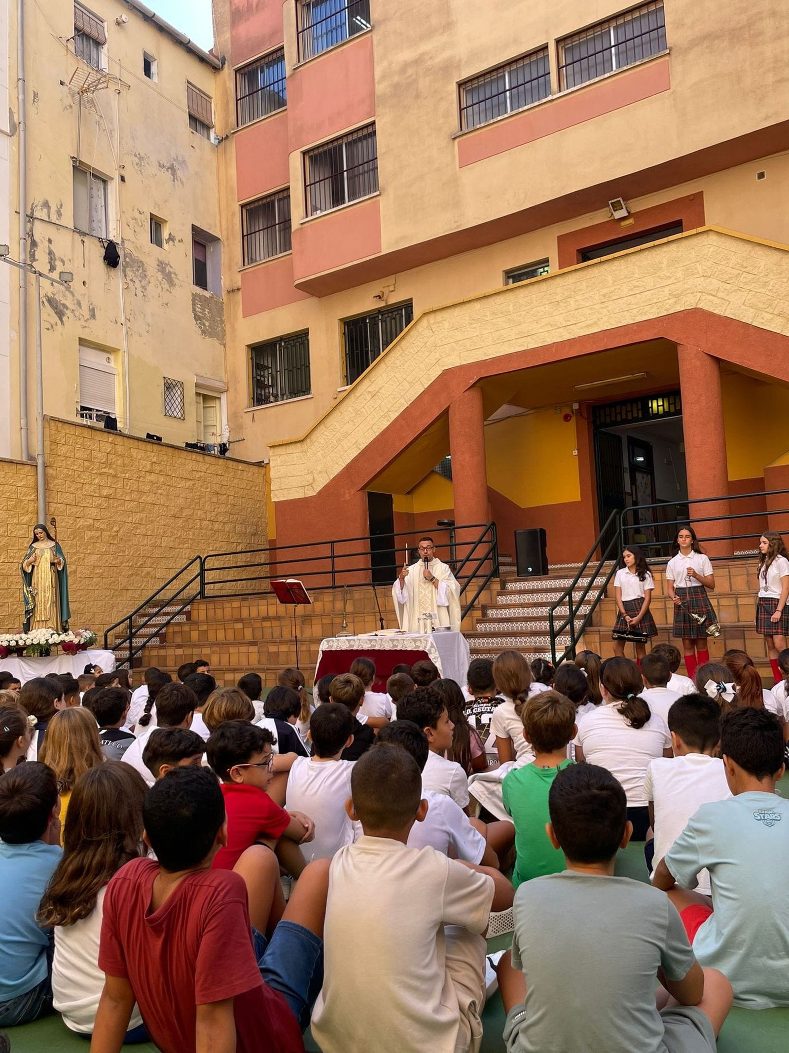 El Colegio Beatriz de Silva celebra la canonización de su patrona con un emotivo traslado de la Santa
