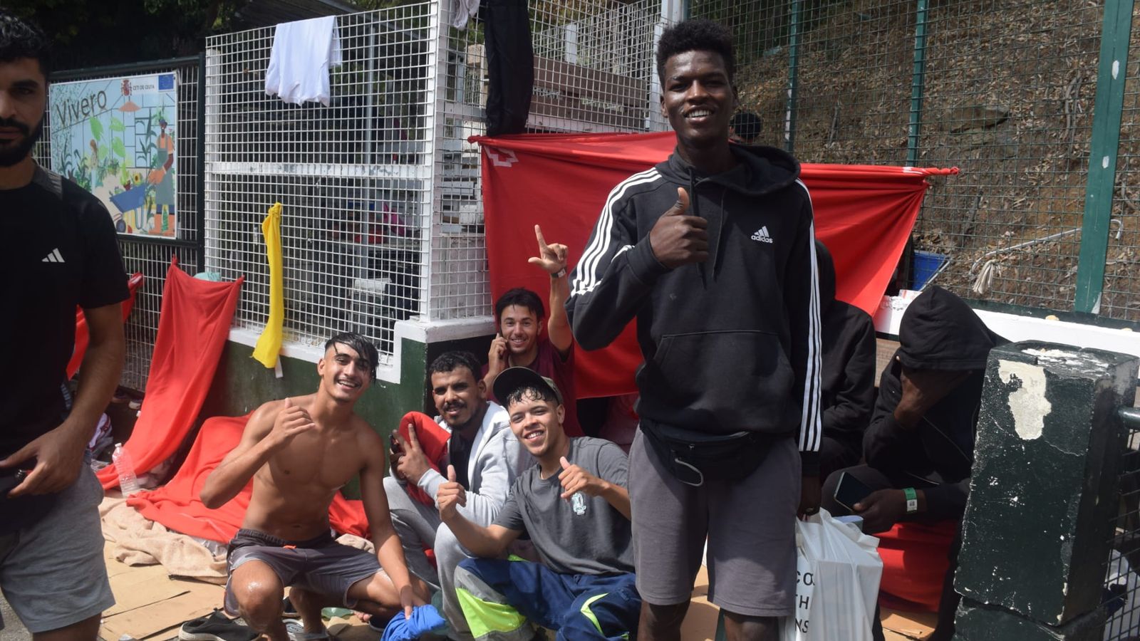 Migrantes magrebíes a las puertas del CETI este martes