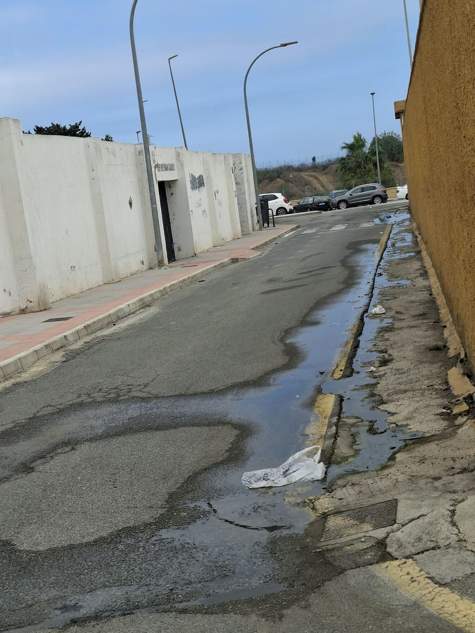 Una fuga de agua lleva más de año y medio desesperando a los vecinos de Juan Carlos I