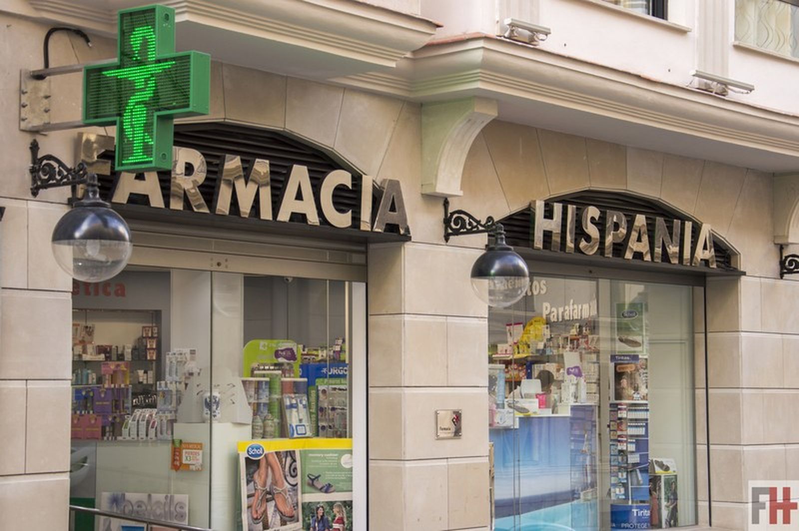 Farmacia ubicada en la calle Fructuoso Miaja/FOTO EP