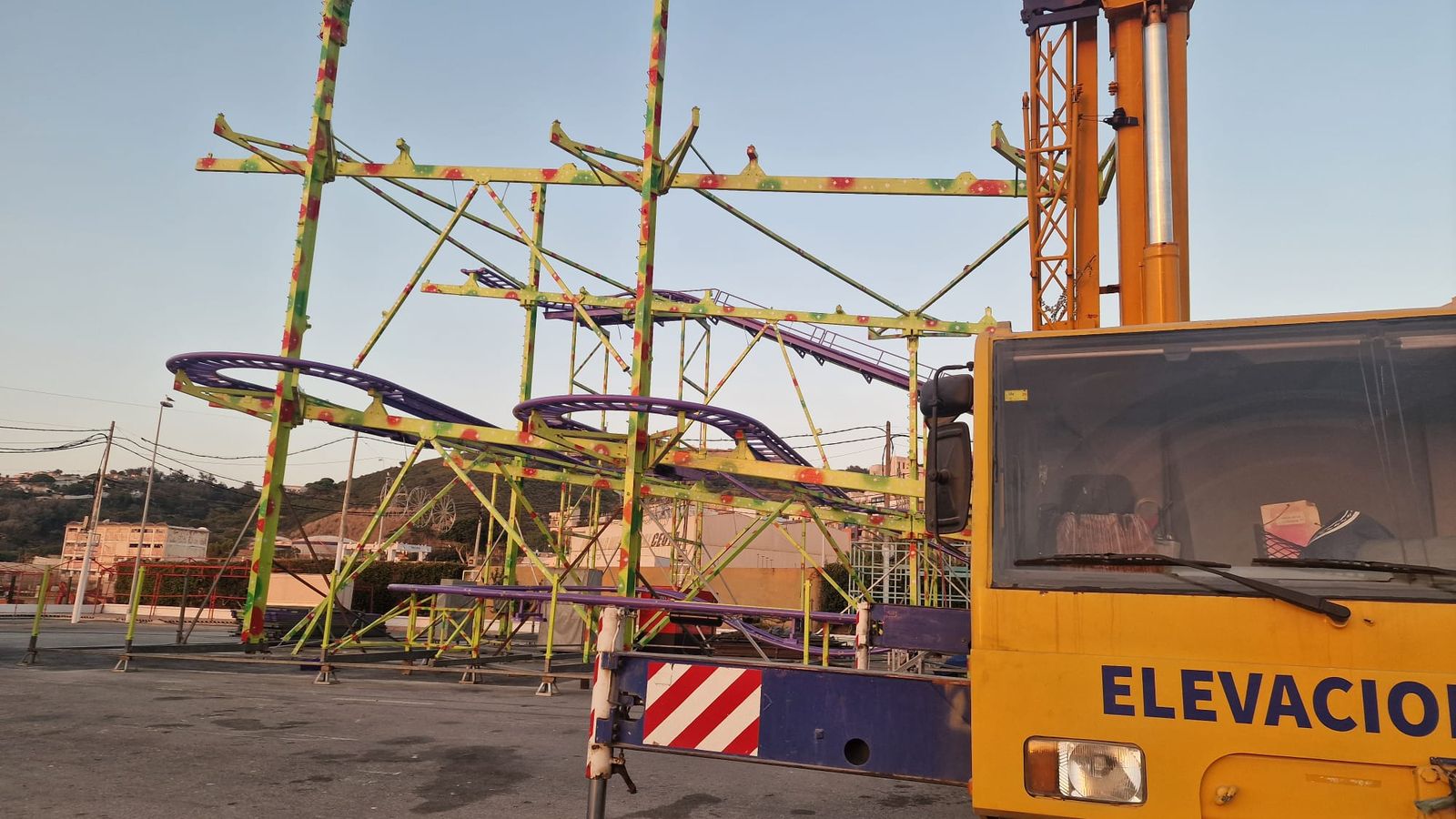 Las atracciones también van tomando forma en el recinto ferial