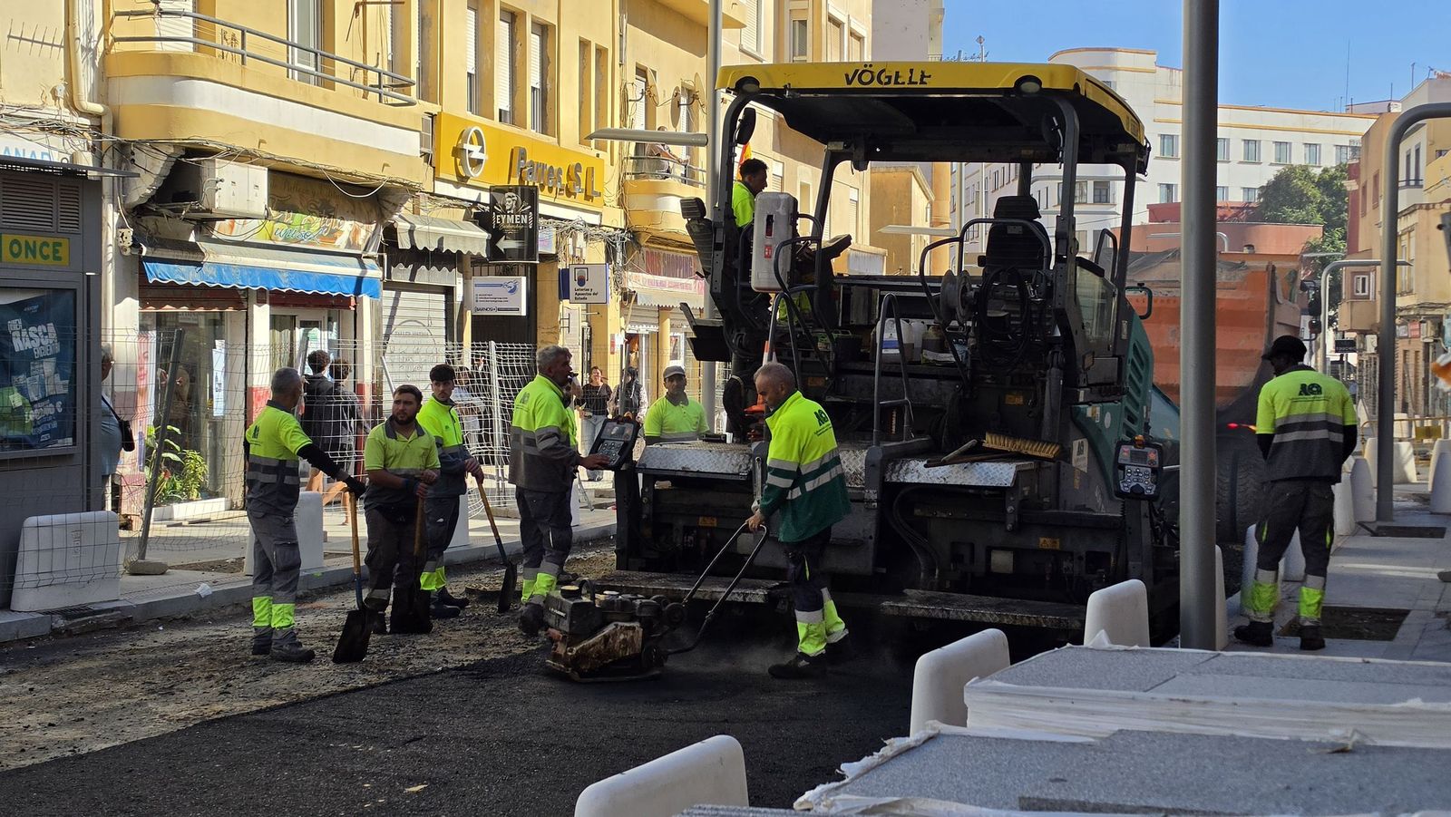 Comienzan a asfaltar el primer tramo de Hadú, que abrirá esta semana al tráfico rodado