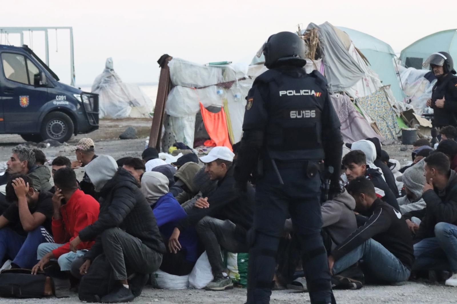 La Policía Nacional inicia el desalojo del Guano, último gran asentamiento ilegal de inmigrantes de Ceuta