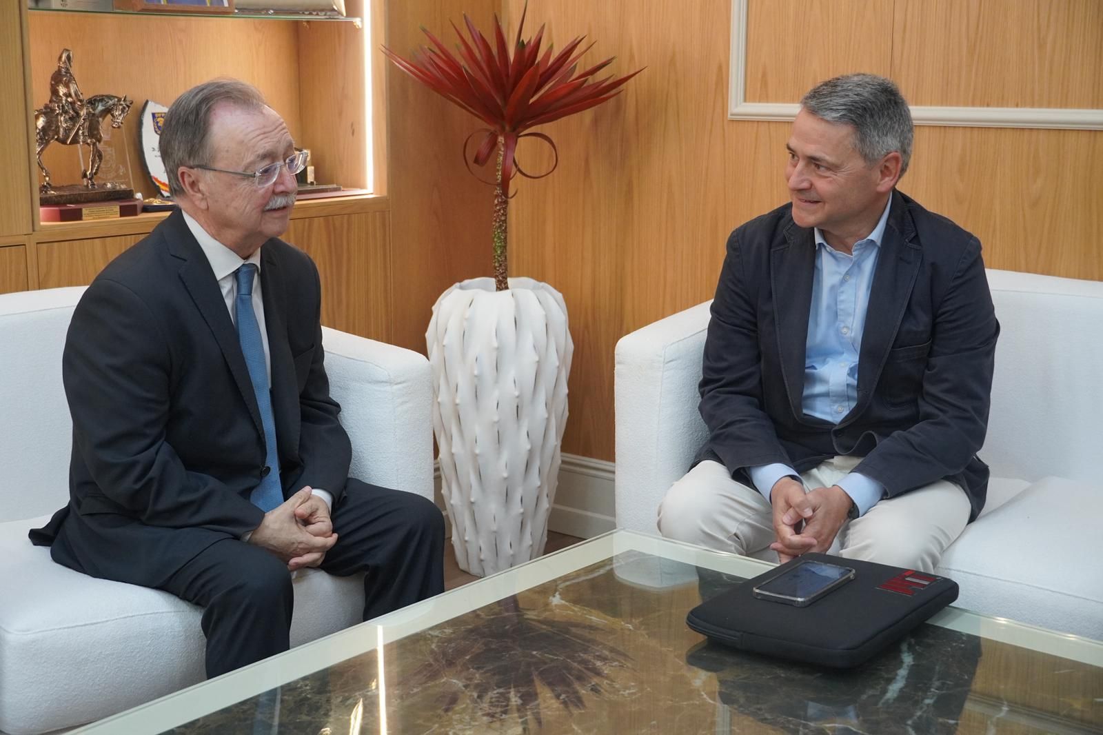 Latasa y Vivas en el despacho del presidente de la Ciudad durante su encuentro